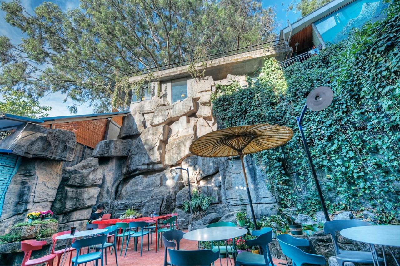 Kunming Upland International Youth Hostel Near The City Center ,2 Mins Walk To The Subway, 2 Mins Walk To The Green Lake, Close To Yuan Tong Temple, Old Street, Yunnan University, Convenient Payment And Visa Cards Are Accepted Zewnętrze zdjęcie