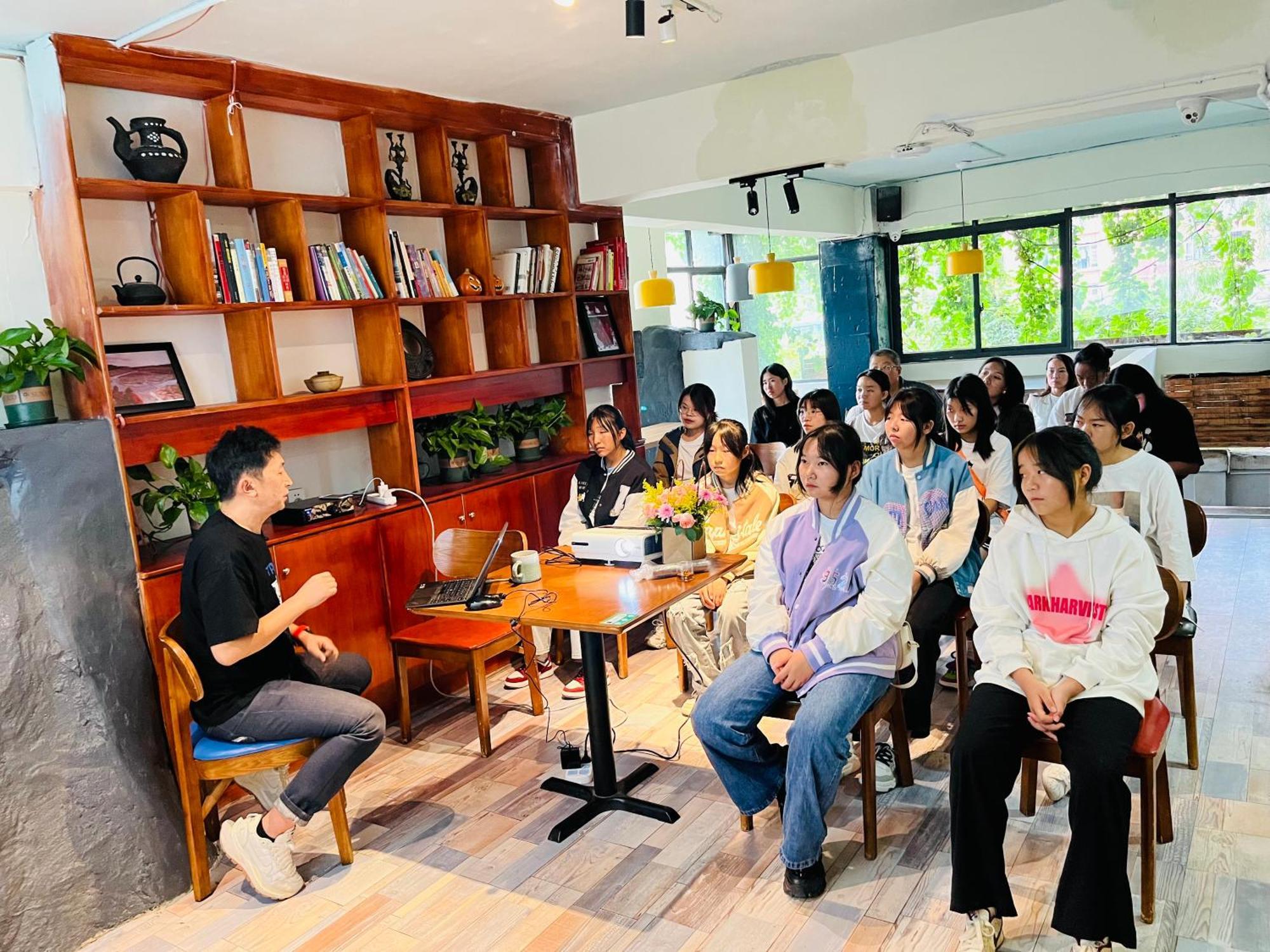 Kunming Upland International Youth Hostel Near The City Center ,2 Mins Walk To The Subway, 2 Mins Walk To The Green Lake, Close To Yuan Tong Temple, Old Street, Yunnan University, Convenient Payment And Visa Cards Are Accepted Zewnętrze zdjęcie